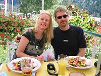 Steve and Liz enjoy the excellent Hendelsalat...