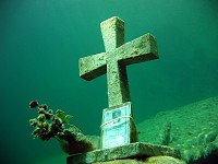  Memorial to former diver