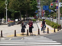  Many japanese women carry around umbrellas and wear long sleeves, even in cloudy weather. What a contrast to the Swiss who even try to tan their eyelids by looking into the sun with closed eyes...