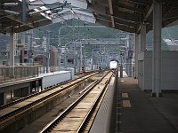  The Shinkansen arrives at the station.